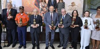 El periodista Felix Jacinto Breton ganó el premio Dario Flores.