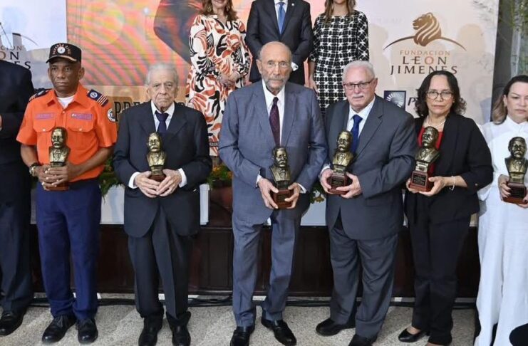 El periodista Felix Jacinto Breton ganó el premio Dario Flores.