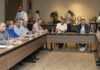 Dirigentes choferiles acuerdan con el Gobierno mantener sin aumento las tarifas del transporte