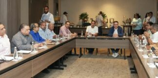 Dirigentes choferiles acuerdan con el Gobierno mantener sin aumento las tarifas del transporte