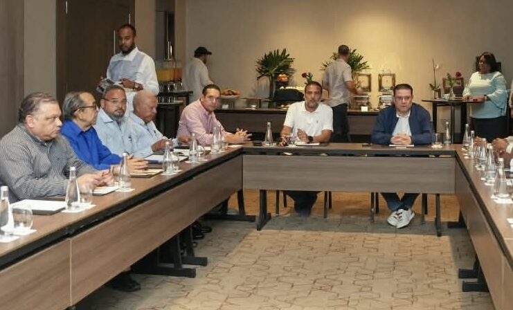Dirigentes choferiles acuerdan con el Gobierno mantener sin aumento las tarifas del transporte